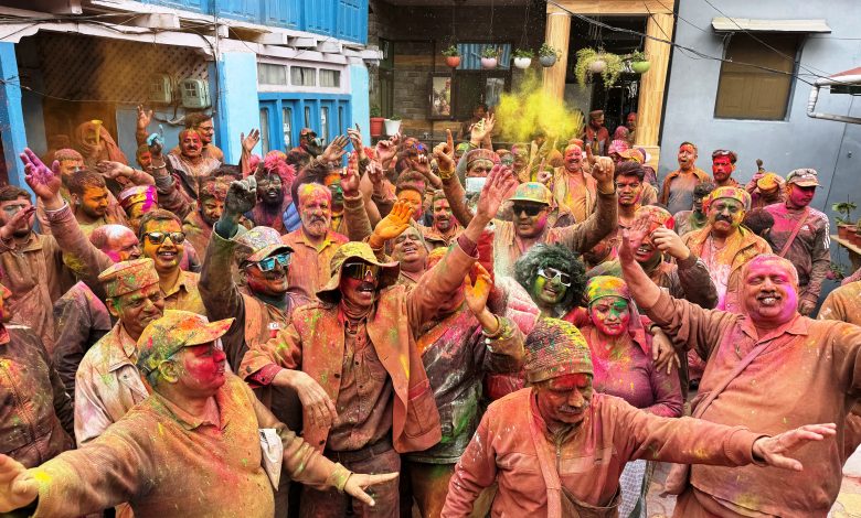 Lord Raghunath's city Kullu celebrated Holi festival by dancing and singing with drums.