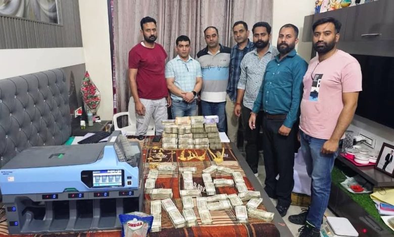 लगघाटी के मानगढ़,माशणा, डुंख़रीगाहर, चौपड़सा, पंचायत में आंधी तूफान भारी ओलावृष्टि से हुई भारी तबाही सेब नाशपाती पालम आडू खुरमानी मटर गोभी की फसले हुई बर्बाद प्रभावित किसानों बागबानो ने सरकार से लगे मुआवजे की गुहार एंकर कुल्लू जिला में बीती रात कई क्षेत्रों में आंधी तेज तूफान और भारी ओलावृष्टि से किसानों, बागबानो की फैसले तबाह हुई है ऐसे में लगघाटी की 4 पंचायतें मानगढ़,माशणा, डुंख़रीगाहर, चौपड़सा में भारी ओलावृष्टि होने से किसने बागवानों की फैसले तवा हुई है जिसमें सेब नाशपाती पालम आडू खुरमानी सहित मटर और गोभी व अन्य कई फसलों को भारी नुकसान हुआ है ऐसे में लगा घाटी के हजारों प्रभावित किसानों बागबानो ने सरकार से नुकसान का आकलन कर उचित मुहावरे की मांग की है उधर स्थानी लोगों की माने तो 20 मिनट तक भारी ओलावृष्टि से सभी प्रकार की फैसले तबाह हुई है जिससे कि किसने बागवानों को आर्थिक तौर पर भारी नुकसान हुआ है। वीओ- लगघाटी के पिछले ग्रामग निवासी भगवान दास ने कहां की बीती रात करीब 9 से 10:00 बजे के बीच लगघाटी के चार पांच पंचायत में भारी ओलावृष्टि हुई है जिसके चलते घाटी के हजारों किसानों बागबानो की सेब नाशपाती पालम जापानी खुरमानी मटर और गोभी की फैसले तबाह हुई है उन्होंने कहा कि ओलावृष्टि से स्थानीय लोगों का भारी नुकसान हुआ है जिससे सरकार प्रशासन ओलावृष्टि से हुए नुकसान का आकलन करें और प्रभावितों को सरकार उचित मुआवजा प्रदान करें। बाईट-भगवान दास, स्थानीय निवासी पिछला ग्रामग लगघाटी कुल्लू वीओ-लगघाटी के शालंग निवासी गुरदयाल शर्मा ने कहा की बीती रात लगघाटी के कई क्षेत्रों में तेज आंधी तूफान और भारी ओलावृष्टि हुई है जिससे शालंग ,कालंग,थाच,माशणा, कडिंगचा,दोहरी, समलंग तिउन, गांव में फसलों को भारी नुकसान पहुंचा है उन्होंने कहा कि सरकार प्रशासन की टीम ओलावृष्टि प्रभावित क्षेत्र का दौरा कर आकलन करें जिससे किसने बागवानों को जो नुकसान हुआ है सरकार उसकी भरपाई करें। बाईट- गुरदयाल शर्मा, स्थानी निवासी शालंग लगघाटी कुल्लू Noorpur seized cash, gold and chitta worth Rs 3 crore in Damtal
